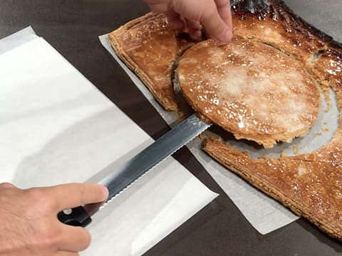 Le disque de pâte feuilletée est soulevé avec la lame du couteau à dents