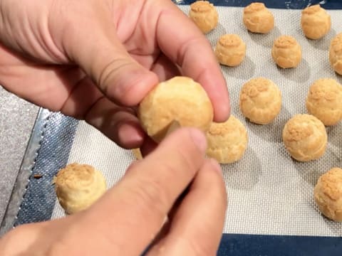 Le fond d'un chou est percé avec une petite douille en inox