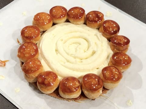 Obtention de l'entremets dont tout le pourtour est composé de choux caramélisés et dont le centre est recouvert d'une spirale de crème diplomate à la vanille