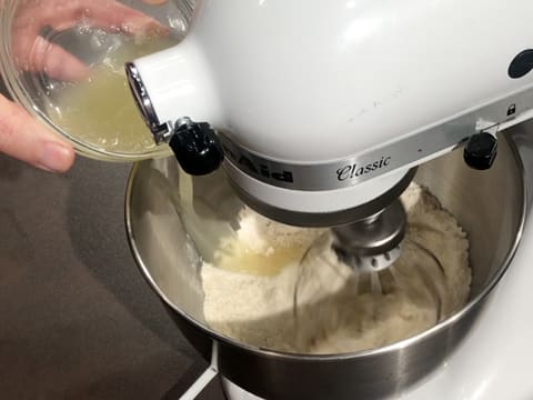 Ajout des blancs d'oeufs dans la cuve du batteur