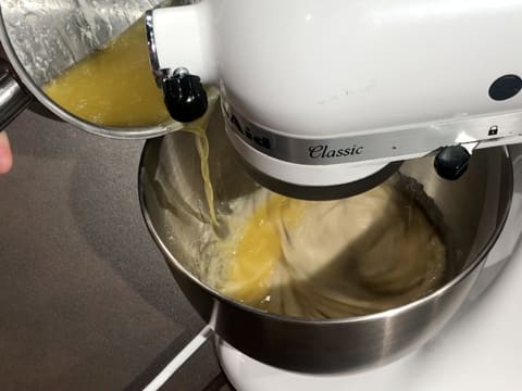 Ajout du beurre fondu et refroidi dans la cuve du batteur