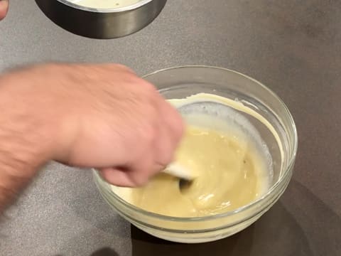 Mélange de la crème liquide et du chocolat blanc fondu