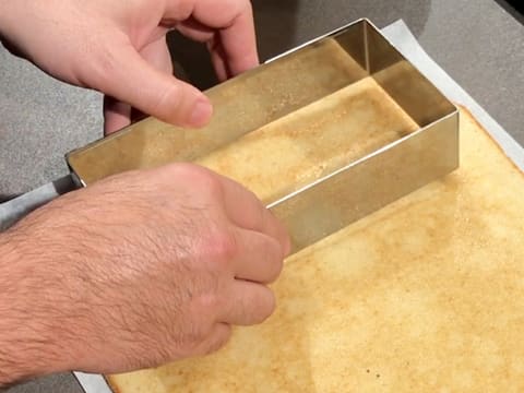 Un rectangle inox est posé sur le biscuit cuit