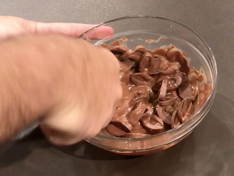 Mélange du chocolat au lait qui commence à fondre dans un saladier