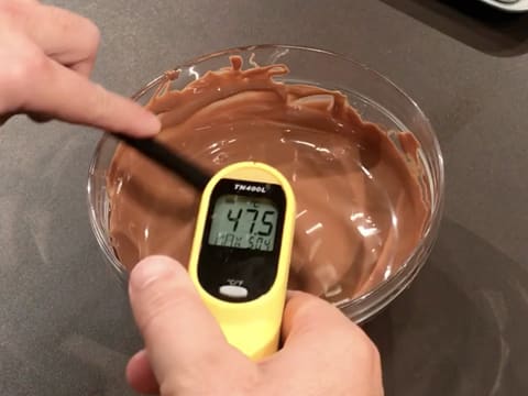 Prise de la température du chocolat au lait fondu