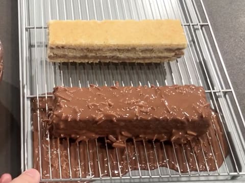 Le premier gâteau est glacé