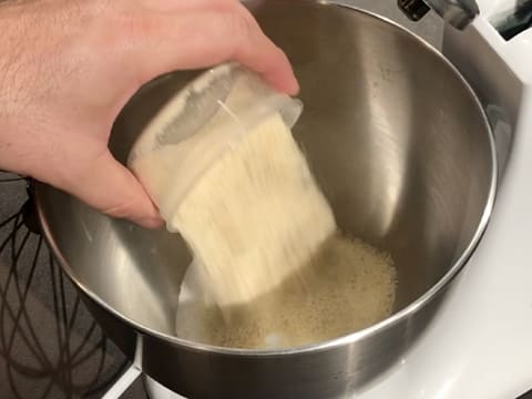 Ajout de la poudre d'amandes dans la cuve du batteur