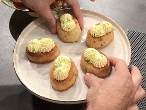 Gâteau de voyage citron jaune et amandes caramélisées, chantilly mangue/passion - 59