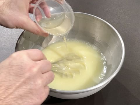 Gélatine fondue versée dans glaçage