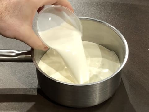 Lait versé dans casserole