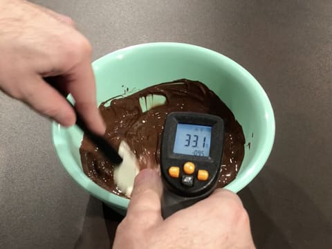 Prise de la température du chocolat fondu