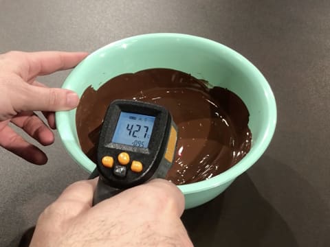 Prise de la température du chocolat fondu