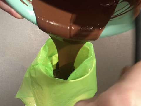 Le chocolat dans une poche à douille