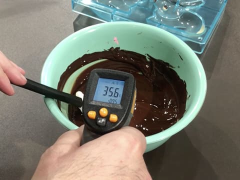 Prise de la température du chocolat fondu