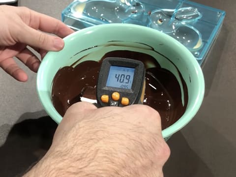 Prise de la température du chocolat fondu