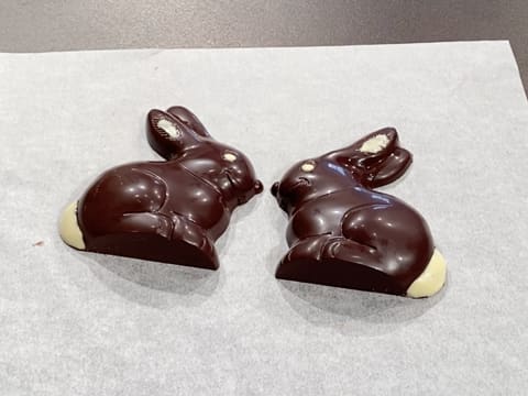 Deux lapins en chocolat
