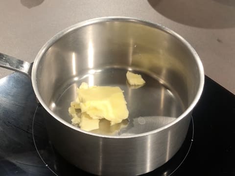 Le beurre est placé dans une petite casserole qui est placée sur la plaque de cuisson