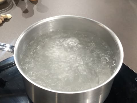 L'eau est en train de bouillir dans la casserole sur la plaque de cuisson