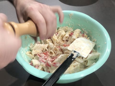 Ajout du poivre du moulin sur les pâtes préparées façon Mac and cheese