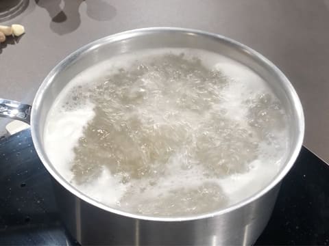 Les pâtes sont en train de cuire dans la casserole remplie d'eau en ébullition