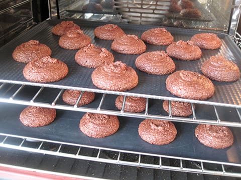 Macarons à l'ancienne au chocolat noir - fruit de la passion - 11