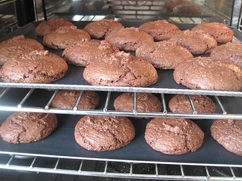 Macarons à l'ancienne au chocolat noir - fruit de la passion - 19