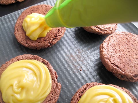 Macarons à l'ancienne au chocolat noir - fruit de la passion - 21