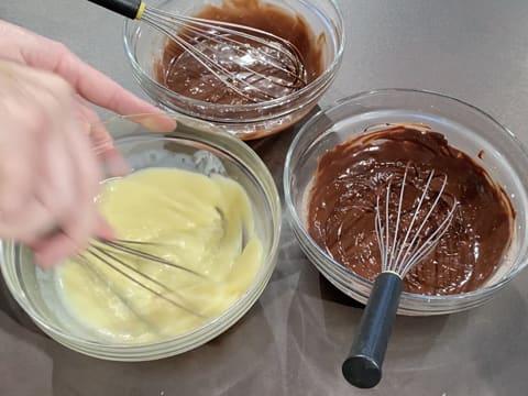 Trois bols de ganache au chocolat