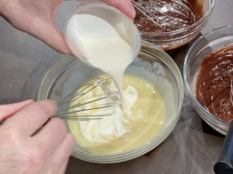 Ajout de la crème dans la ganache de chocolat blanc