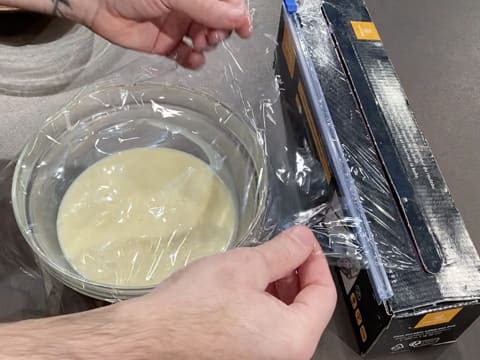 Pose d'un papier film sur la ganache au chocolat blanc