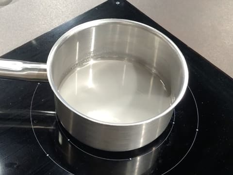 Cuisson de l'eau et du sucre dans une casserole