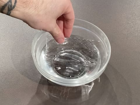 Une feuille de gélatine dans un bol d'eau