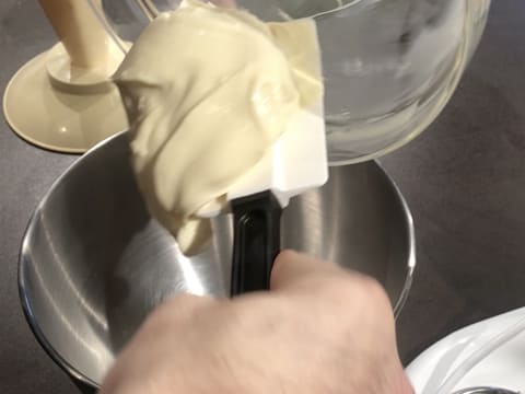 Ganache au chocolat dans une cuve