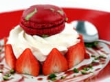 Macaron fraise et pistache et sa cr&egrave;me chantilly