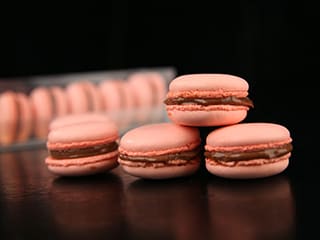 Macarons framboise fourrés chocolat