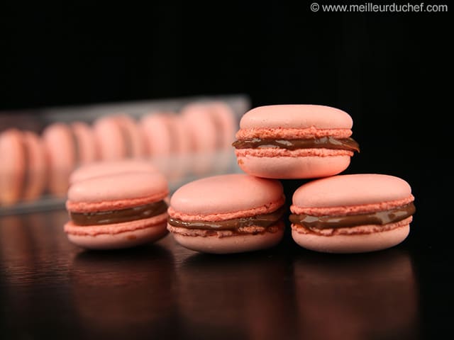 Macarons framboise fourrés chocolat