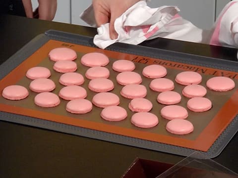 Macarons framboise fourrés chocolat - 40