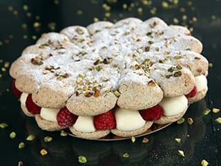 Macaron pistache, framboises et crémeux au chocolat blanc