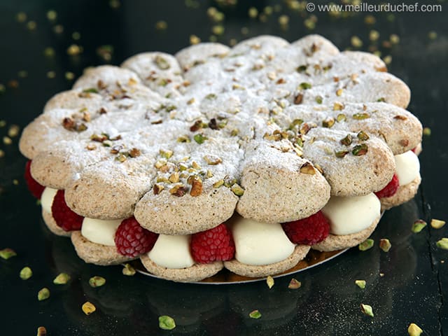 Macaron pistache, framboises et crémeux au chocolat blanc