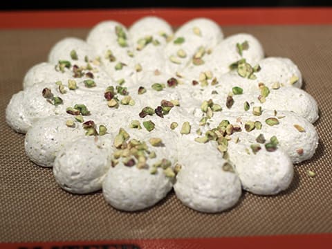 Macaron pistache, framboises et crémeux au chocolat blanc - 16