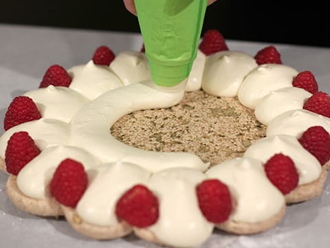 Macaron pistache, framboises et crémeux au chocolat blanc - 47