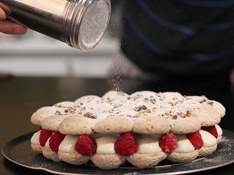 Macaron pistache, framboises et crémeux au chocolat blanc - 52