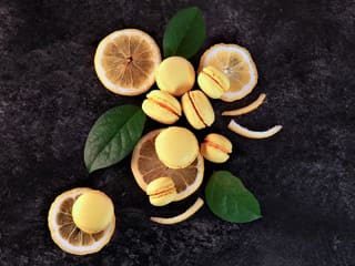 Macaron jaune au citron