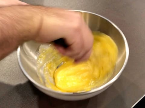 Macaron jaune au citron - 24
