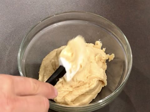 L'appareil à madeleines est placée dans un saladier en verre