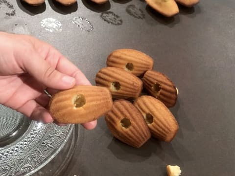 Vision de plusieurs madeleines dont le dessous a été creusé