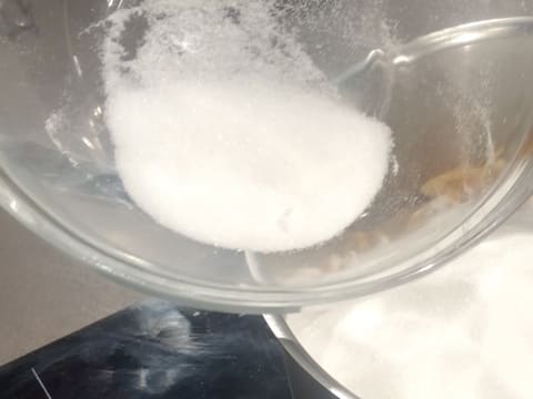 Une petite partie du sucre en poudre est conservée dans le saladier en verre