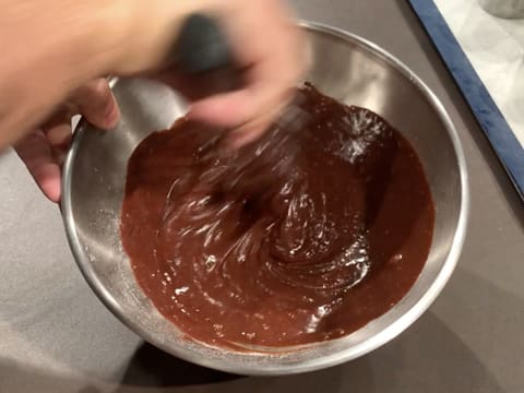 Mélange de l'appareil à mi-cuit au chocolat dans le cul de poule