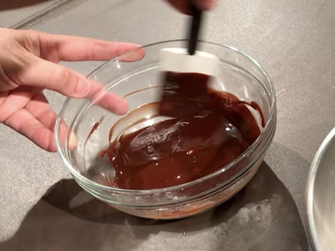 Mélange de la préparation chocolatée dans le saladier