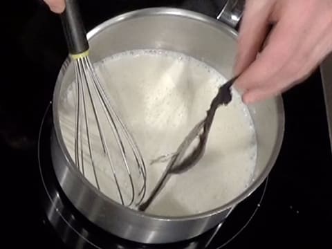 Ajout des grains et de la gousse de vanille fendue en deux, dans la casserole